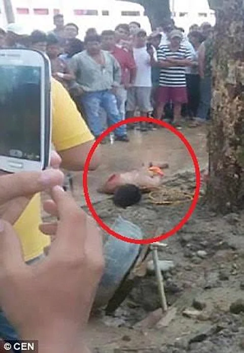 بالفيديو.. أهالي قرية بوليفية يعدمون شخصًا اغتصب طفلة وقتلها