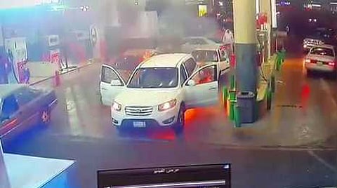 شاهد.. مركبة تحترق داخل محطة وقود بالمدينة.. و"المدني": لم نتلقَّ بلاغًا عن الحادثة