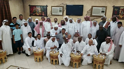 "واتس آب" يجمع شمل 80 معلماً وطالباً بعد انقطاع 30 عاماً