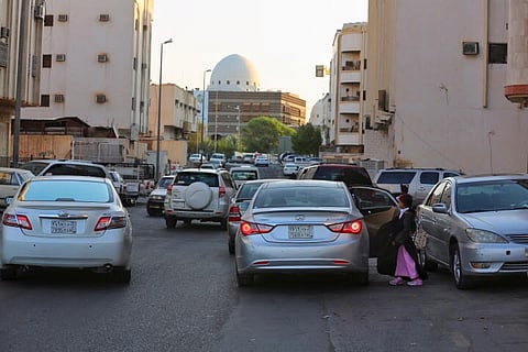 بالصور.. "سبق" ترصد معاناة إغلاق تقاطع الدائري مع شارع عمر بن الخطاب بالمدينة