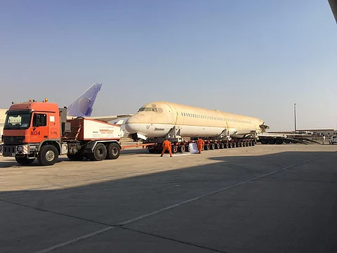 بالفيديو والصور.. نقل طائرة مدنية مفككة براً من جدة إلى الرياض