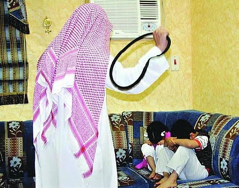 مقاطع "تعنيف الأطفال".. العقوبة سجن وغرامة "نصف مليون ريال".. و"الخط الساخن" مفتوح