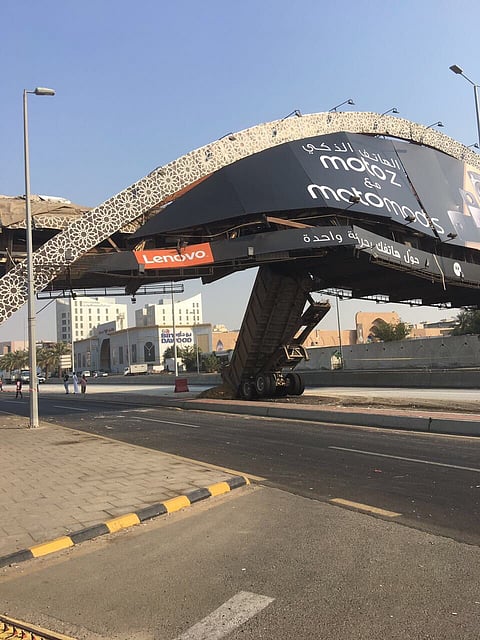 اصطدام شاحنة بجسر للمشاة في طريق "المدينة- جدة"