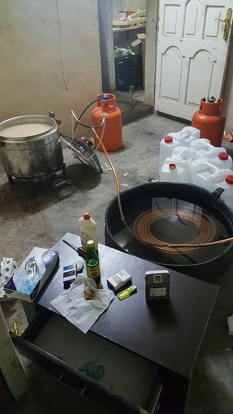 شرطة المدينة تقبض على أفريقييْن يديران وكرًا لصناعة المسكر