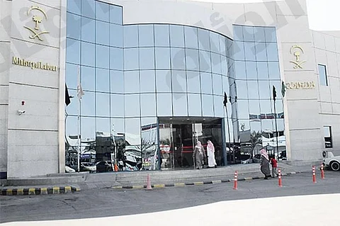 "العمل" تحيل 1207 مخالفات لقرار توطين الاتصالات إلى لجنة العقوبات وتؤكد استمرار الحملات