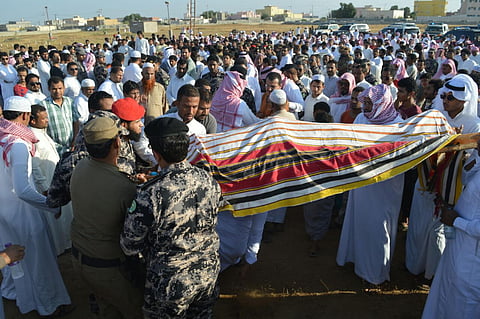 مشهد مهيب.. الجموع تشيّع "الشهيد خردلي" ضحية رصاصات الغدر بالدمام