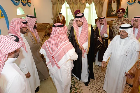 أمير عسير يعزي أسرة "آل معدي" بالسودة