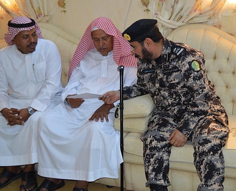 قائد أمن المنشآت ينقل تعازي ولي العهد لذوي الشهيد "الخردلي"