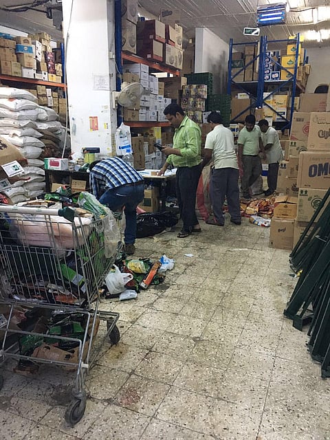 بلدية مسارحة جازان تضبط نصف طن من الدجاج الفاسد في محل شهير