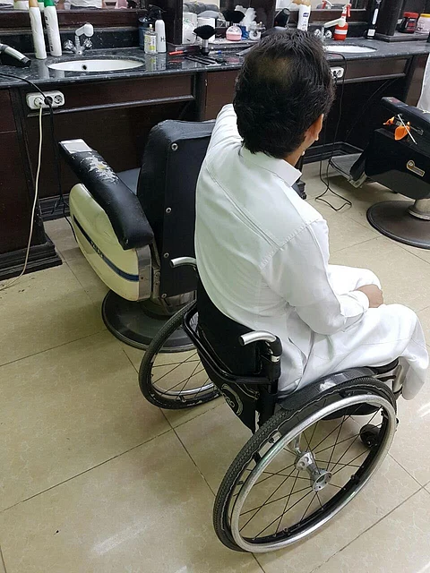بلدية جازان تغلق صالوناً رفض الحلاقة لشاب من ذوي الاحتياجات الخاصة