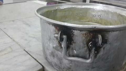 ضبط 14 مخالفة متنوعة بمحل حلويات شرقية بالطائف