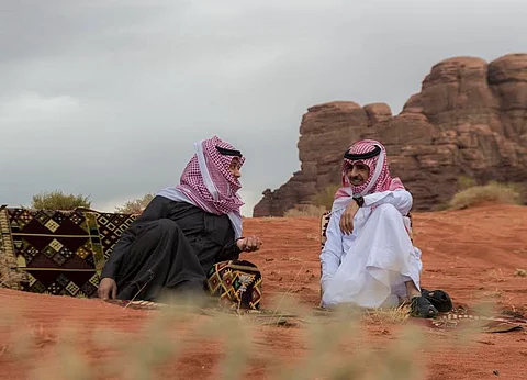 شاهد.. الأجواء الماطرة بتبوك ترسم لوحة جمالية للأهالي للاستمتاع
