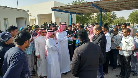 "عمل عنيزة" ينهي إضراب 150 عامل نظافة تأخرت رواتبهم