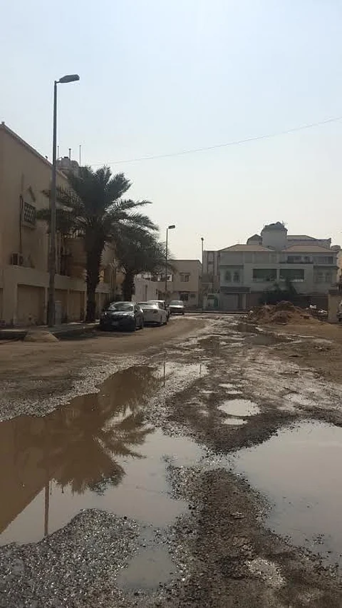 بالفيديو والصور.. مياه الصرف تحاصر مسجداً ومدرستين وتهشم طريقاً بـ"أبرق الرغامة" في جدة