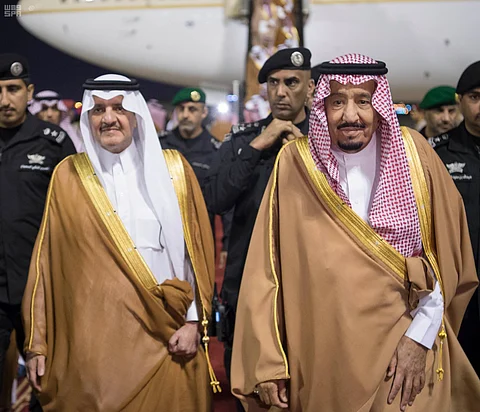 خادم الحرمين يصل إلى المنطقة الشرقية قادماً من الرياض