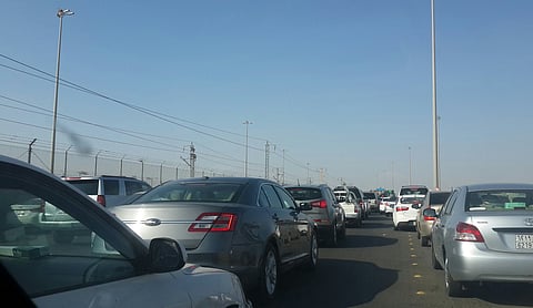 اختناق مروري بطريق الحرمين بجدة شمالاً.. بسبب تحويلتي مشروعات