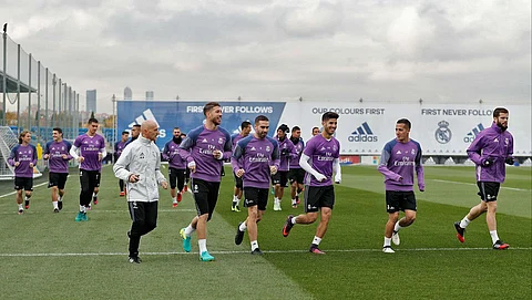 "خيخون" يهدد صدارة ريال مدريد ومواجهة حذرة لبرشلونة أمام سوسييداد