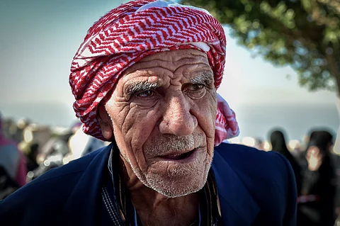 عدسة "سبق".. أخاديد وجه اللاجئ السوري تشبه رحلته للنجاة