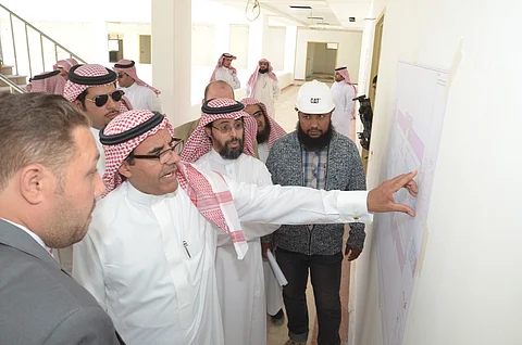 "العاصمي" يتفقد مشروعات جامعة سطام في "وادي الدواسر" و"السليل"