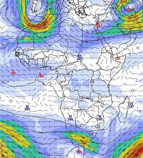 منخفض جوي عميق يضرب المملكة وانخفاض بدرجات الحرارة