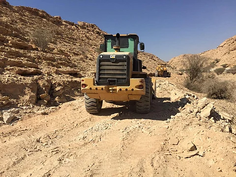 بلدية الأفلاج تعيد الأمل لـ"جبل التوباد "وتمهد طرقه الوعرة