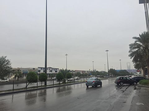 "المرور" يقدم إرشادات لقائدي السيارات أثناء الأمطار