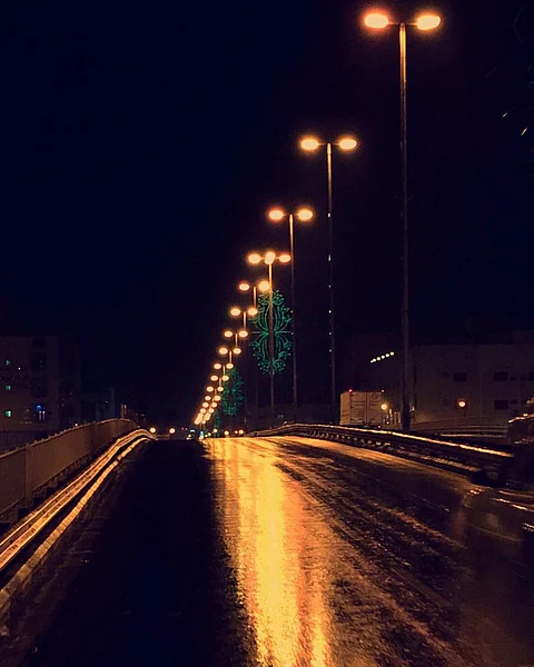 برغم عبث العابثين.. الأمطار تُحَوّل ليل الطائف لترانيم عشق وجمال