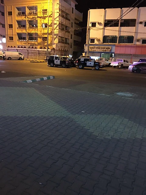 بلدية محايل عسير تغلق مطعماً يبصق عامله في السلطة