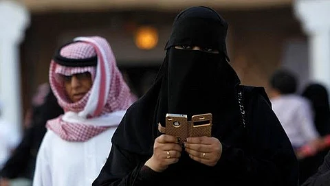 "الخرفنة".. كلام "معسول" وعواطف زائفة.. وابتزاز للمال والهدايا.. وعقوباته "تعزيرية"