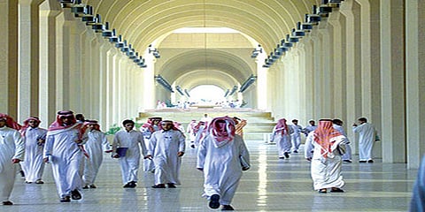 "قحل" يطالب بتفعيل دور الجامعات الأكاديمية في نشر الوعي الثقافي والصحي