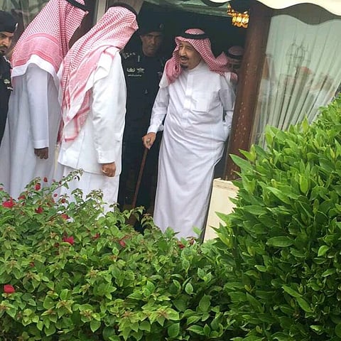 خادم الحرمين الشريفين يشرف مأدبة غداء "محمد بن فهد" في "نصف القمر"