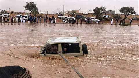 شاهد.. "الدفاع المدني" ينقذ 3 شباب شارفوا على الهلاك في "الغيلانة"
