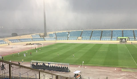 شاهد.. الأمطار والرياح تجبر اللاعبين والحكام على الهروب من مباراة بالأحساء