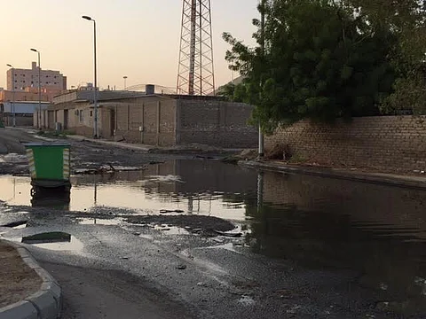 شاهد.. مياه الصرف تحاصر أهالي "أبو مراغ مكة" بشكل مستمر دون حلول