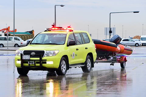 "المدني" يُعلن حصاد 4 أيام ماطرة: إنقاذ 132 شخصاً وإخلاء وإيواء 12 أسرة