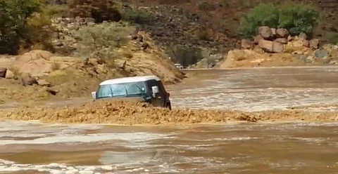 بالفيديو والصور.. مركبات معلمين تعبر سيول وادي شواص بصعوبة