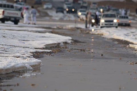 أمطار غزيرة على الخرمة.. والبَرَد يكسو طريق "الغريف - تربة"