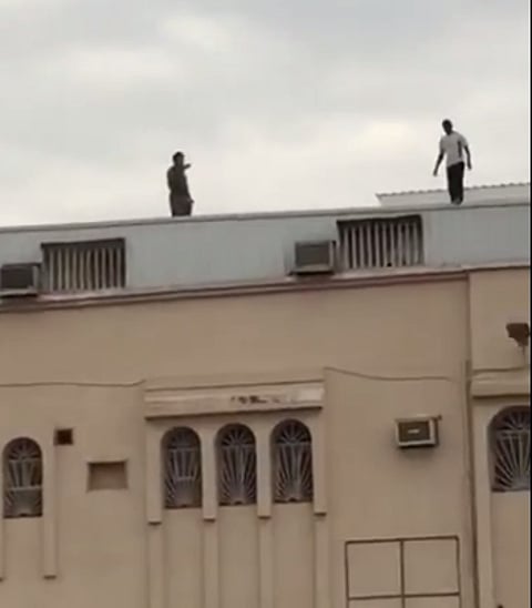 شاهد.. إفشال محاولة انتحار باكستاني من أعلى مبنى في "محاسن" الأحساء