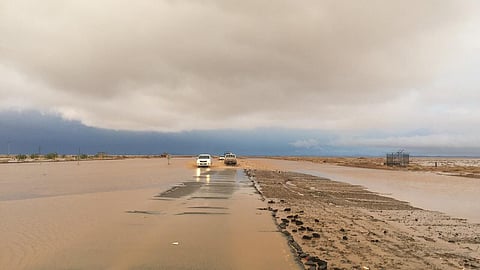 بالصور.. أمطار غزيرة على الدوادمي وقراها والسيول تغمر "طريق الحجاز"