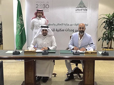"الإسكان" توقع اتفاقية تطوير وتصميم 2800 وحدة سكنية في الأحساء