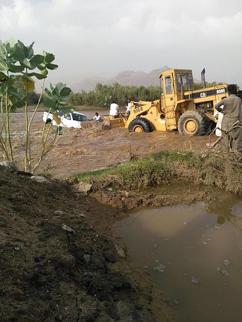 بـ"شيول".. مواطنون يُنقذون 3 عمال جرَفهم سيل "وادي مراج" بمركبتهم