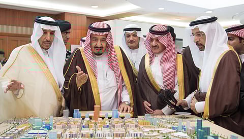 بالصور.. الملك يدشن ويضع حجر الأساس لـ 242 مشروعًا تكلفتها 216 ملياراً