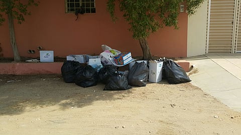 متعهد بجازان يلزم أصحاب شقق بـ 600 ريال لنقل القمامة.. والأمانة ترد