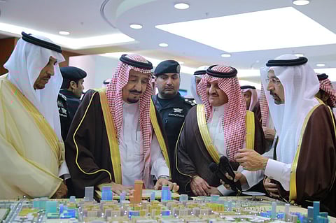 خادم الحرمين الشريفين يضع حجر الأساس لــ "مجمع الصناعات والخدمات البحرية" في رأس الخير