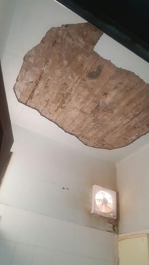 مدرسة بالقويعية.. انتهت الأمطار وسقط السقف وأُصيبت معلمة فعُلّقت الدراسة