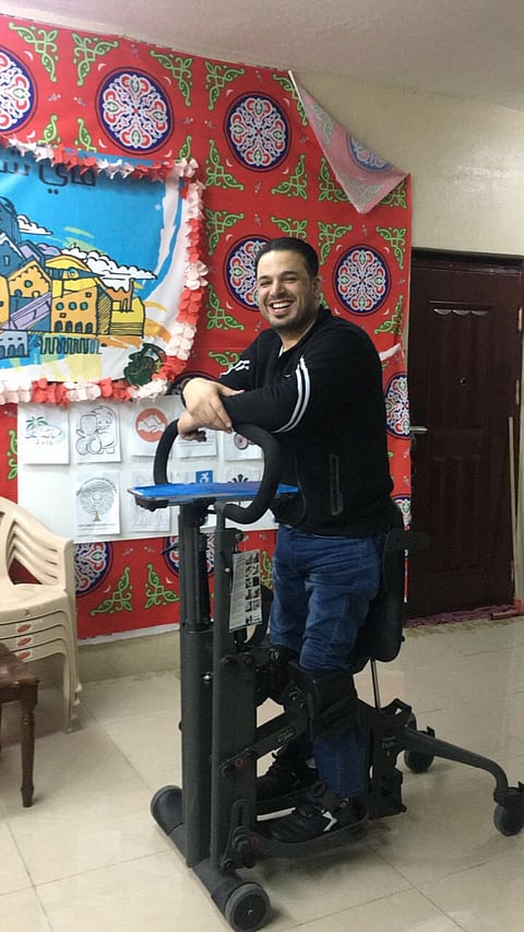 سواعد توفر جهازاً يساعد المعاقين حركياً على الوقوف والحركة مجاناً