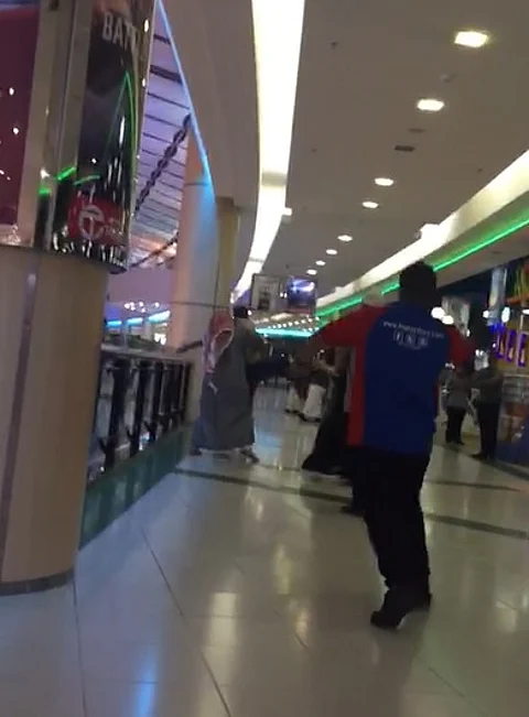 فيديو.. شاب يحاول إلقاء آخر من أعلى مول بالرياض.. عراك والتهمة تحرش