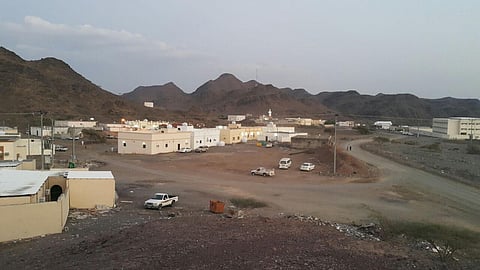 شاهد.. "سبق" ترصد معاناة الأهالي مع طريقٍ قَتَل حلم 7 آلاف نسمة