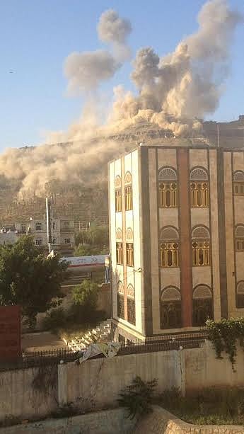 بوارج وطائرات التحالف تقصف قوارب الانقلابيين بسواحل المخا