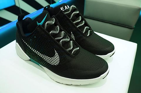 "نايكي" تطرح حذاءً يربط نفسه تلقائياً رسمياً للبيع